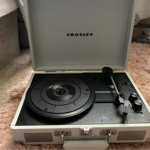 Crosley Cruiser Deluxe Vintage Bluetooth Suitcase Vinyl Record Player - Picture 1 of 5